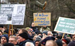 Almanya’da çiftçiler Ekonomi Bakanı’nın feribottan inmesine izin vermedi