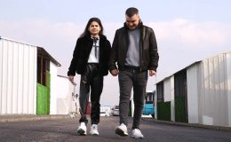 Depremzede Tuğçe ilk adımlarını atarken elini nişanlısı tutuyor