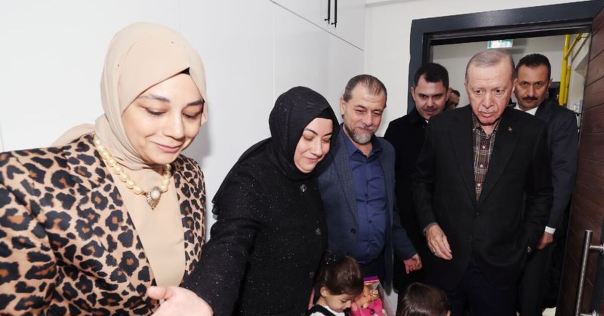 Cumhurbaşkanı Erdoğan, Gaziantep’te depremzede bir aileyi ziyaret etti