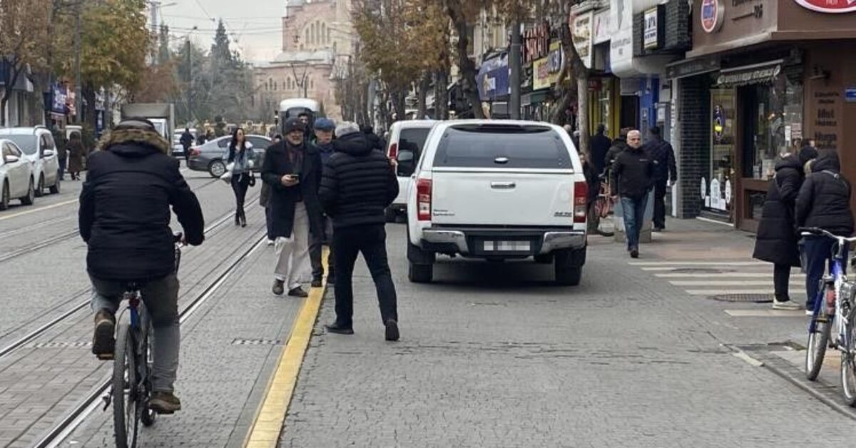Trafiğe kapalı caddede araç seyri ve otopark tepkisi!