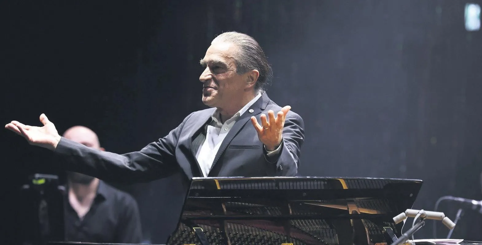 Sanatçıları yaşarken onurlandırmaya devam ediyorlar